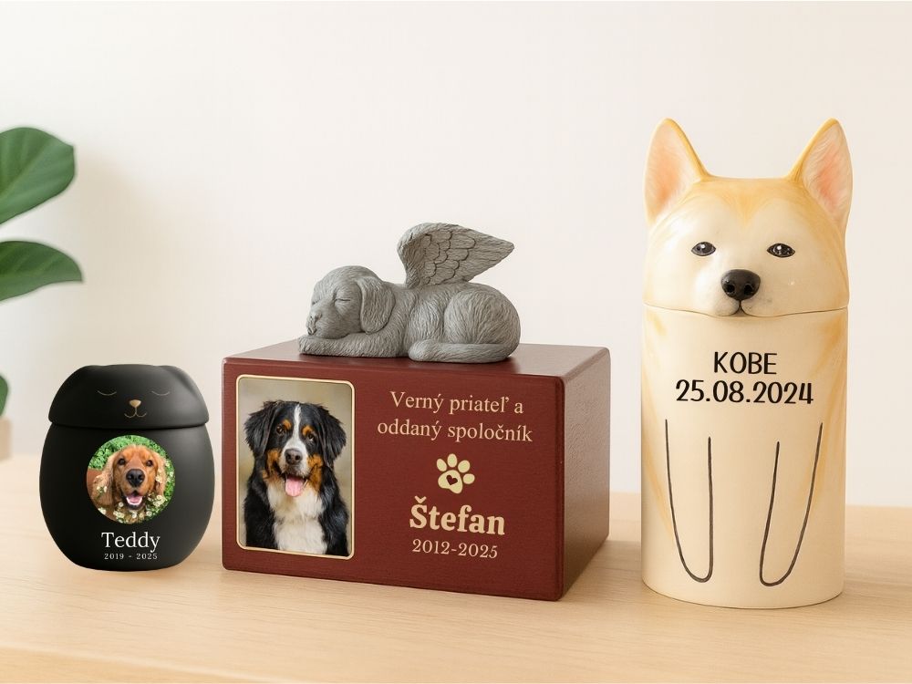 Tri urny na stole pre psov menom Teddy, Tommy a Kobe v rôznych štýloch a veľkostiach na uchovanie popola a spomienok na miláčikov.